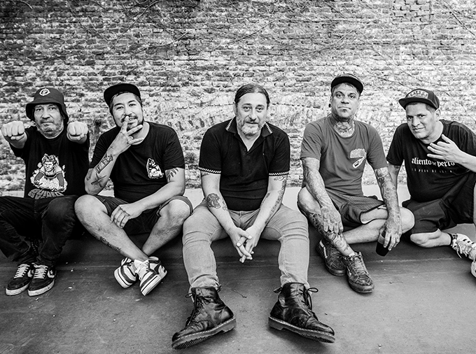 2 Minutos La Máquina de Hacer Cagadas - foto banda completa - Rock Clandestino