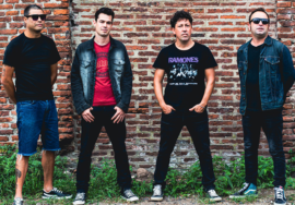 Dakttaris - banda de punk rock argentino posando frente a una pared de ladrillos, presentando su EP 'Funciones Privadas