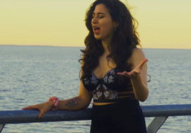 Captura o fotograma del videoclip "Cantar" de la cantante y compositora argentina Roxana Acha.