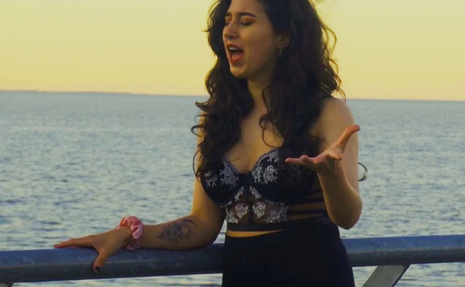 Captura o fotograma del videoclip "Cantar" de la cantante y compositora argentina Roxana Acha.