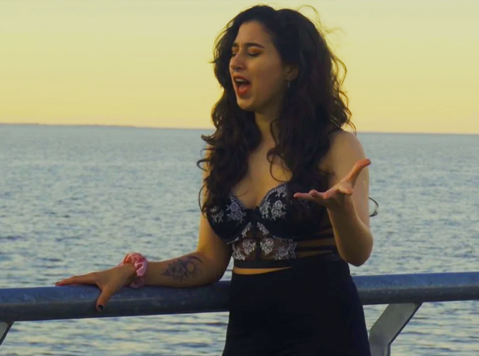 Captura o fotograma del videoclip "Cantar" de la cantante y compositora argentina Roxana Acha.