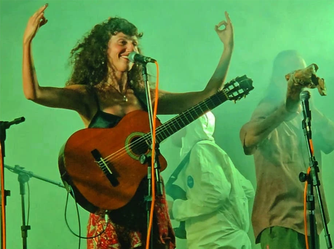 Camila Gentile - Dos Brotes - Rock Clandestino